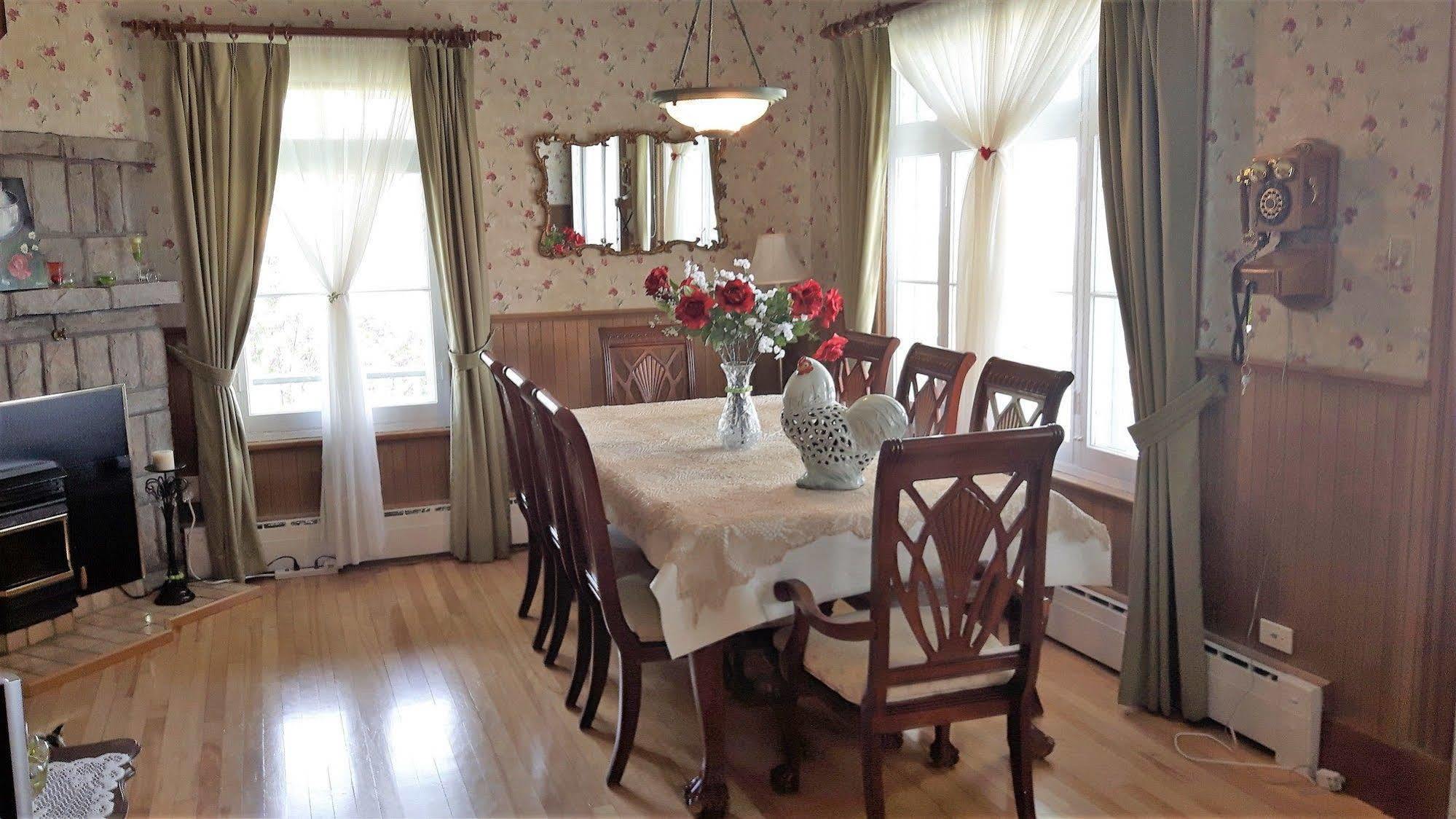 Auberge Gite Maison Des Lilas La Malbaie Bagian luar foto