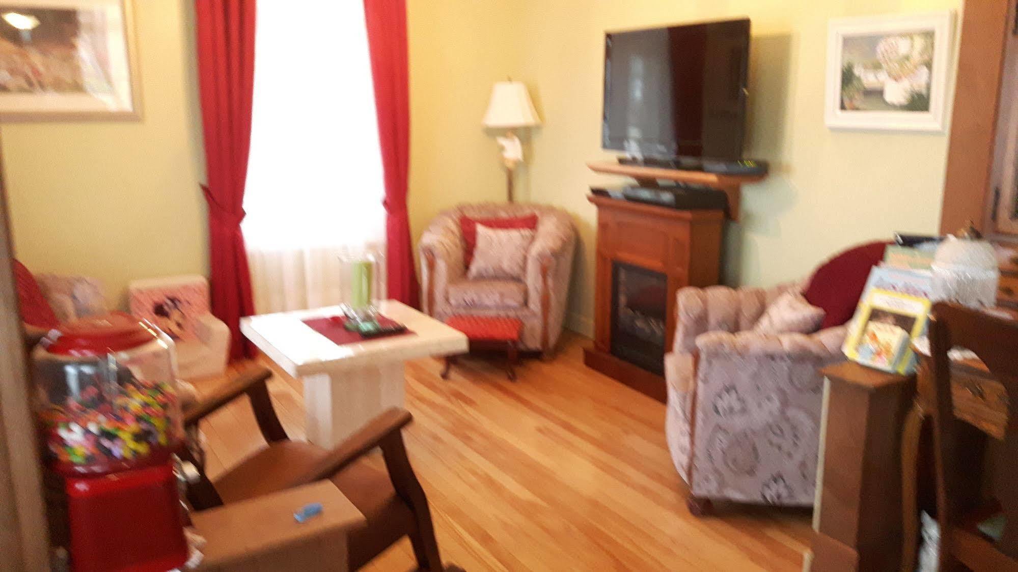Auberge Gite Maison Des Lilas La Malbaie Bagian luar foto